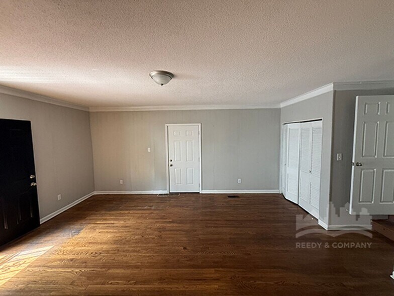 Building Photo - Your Perfect Home: Renovated 3 Bed, 1 Bath!