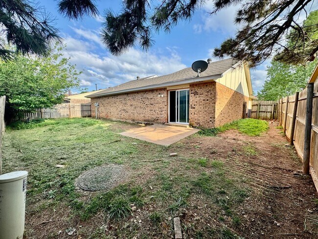 Building Photo - 3 Bed 2 bath!