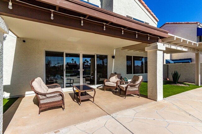 Building Photo - 4 bedroom Lakefront Property