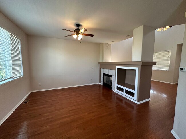 Building Photo - 5 Bed 4 Bath Home in Springs Ranch!!!