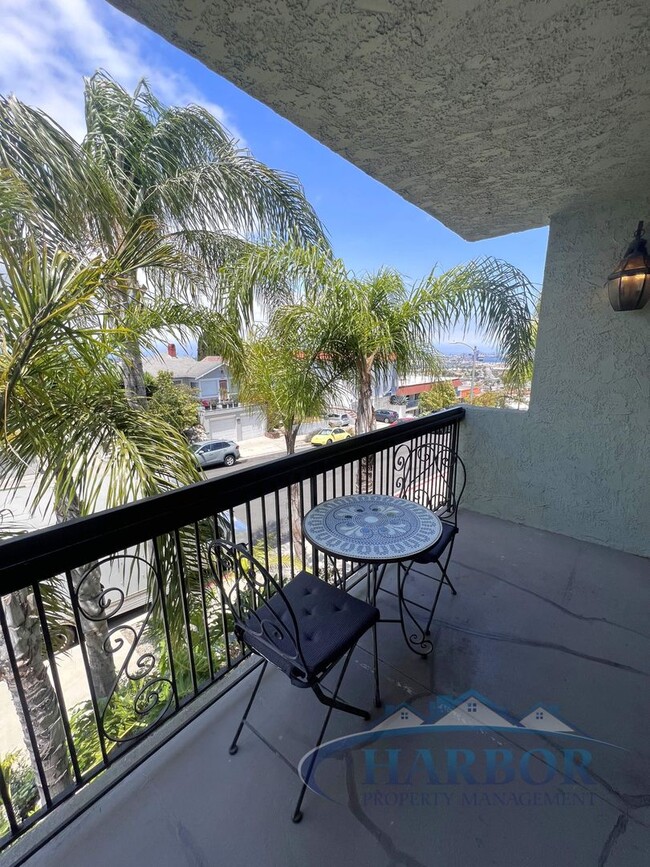 Building Photo - Spacious 2 Bedroom 1 Bathroom Upstairs Condo
