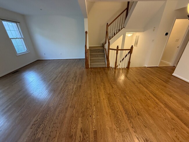 Building Photo - Beautiful 3 bed/3.5 Bath in ideal location!