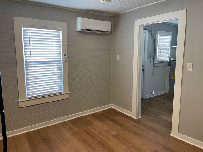 Building Photo - 1095