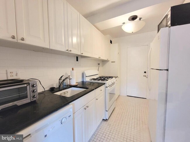 Building Photo - 4201 Cathedral Ave NW
