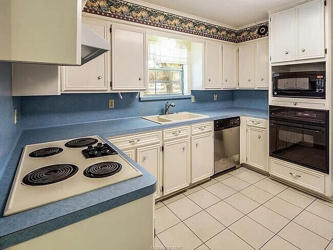 Building Photo - Bryan - 5 bedrooms / 3 bath / Carport / Fe...