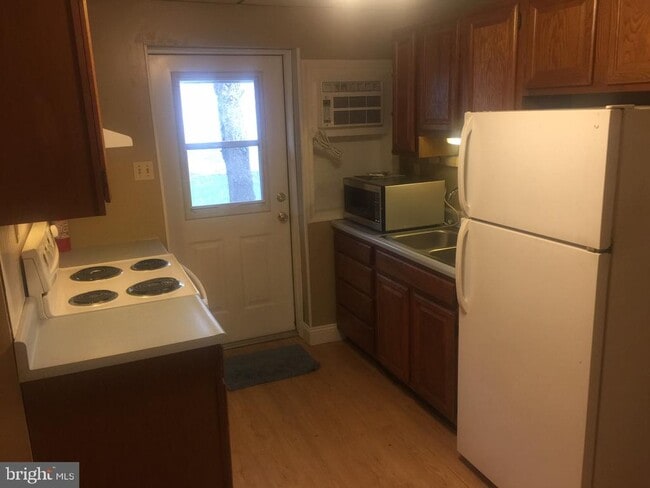 Building Photo - 14 N Walnut St