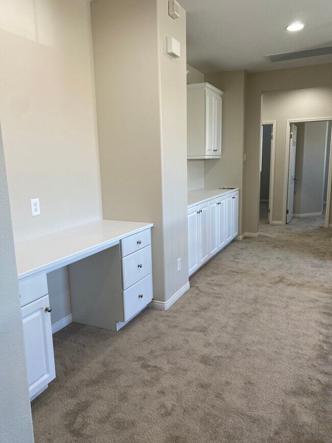 Building Photo - Beautiful 5 Bedroom Home in Murrieta Available!
