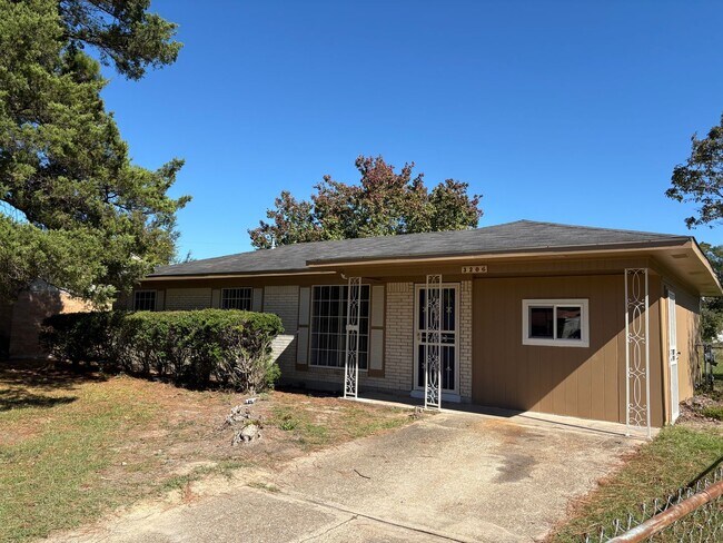 Primary Photo - Gorgeous 4 bedroom/1.5 bath house with Cen...