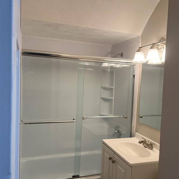 Building Photo - 3958 Lee Heights Blvd