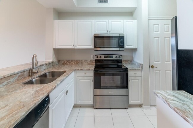 Building Photo - Available Now – Annual Rental with Golf Me...