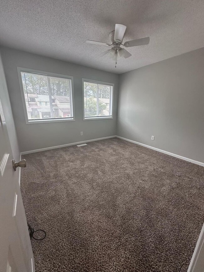 Building Photo - Rolling Acres!!! End Unit!!!  New Carpet! ...