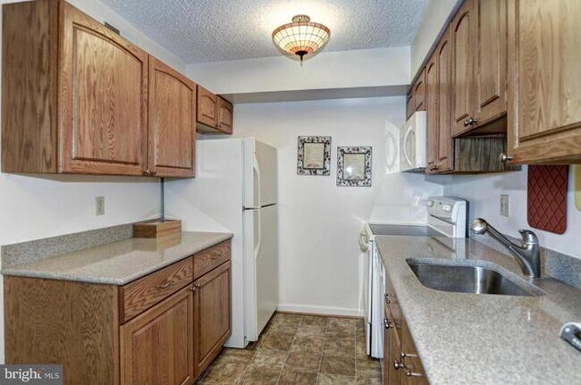 Building Photo - 7401 Westlake Terrace