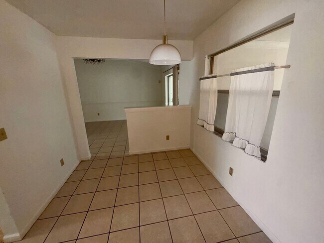 Building Photo - 3 bedroom 2 bath home with solar panels, workshop, large backyard and Florida Room!