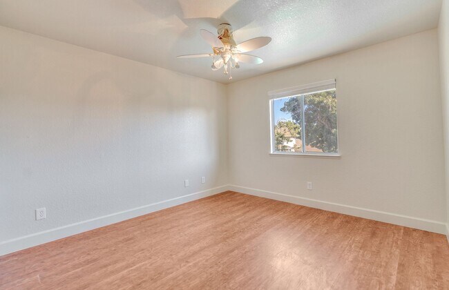 Building Photo - BEAUTIFUL 4 BEDROOM HOME WITH SWIMMING POOL!