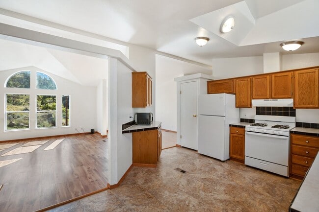 Building Photo - Wonderful Rural Home!