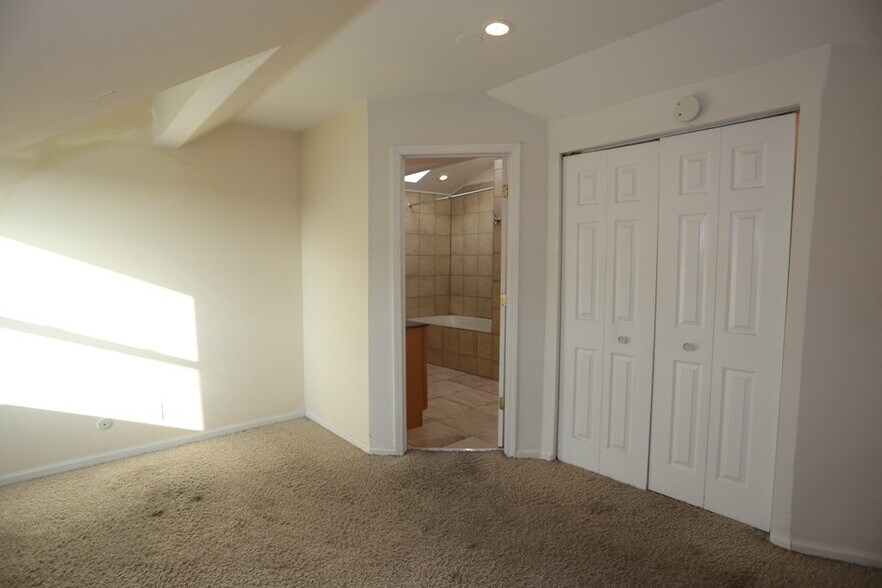 Building Photo - 2458 N Clybourn Ave