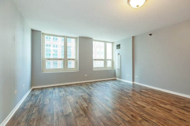 Building Photo - 345 N La Salle Dr