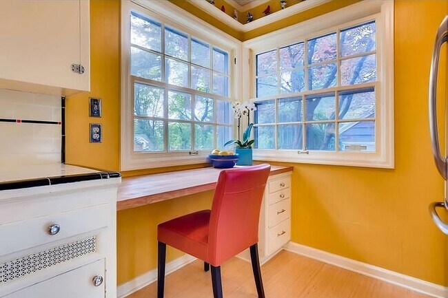 Building Photo - Beautiful Dream Home in the Southwest Hills! Call now to live amongst the trees!