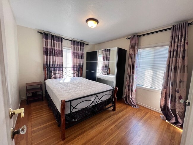 Building Photo - $1,000 OFF FIRST MONTH'S RENT!!!! Cozy 3 BD/2 BATH Single Family Home With 2 Floors Located in Al...