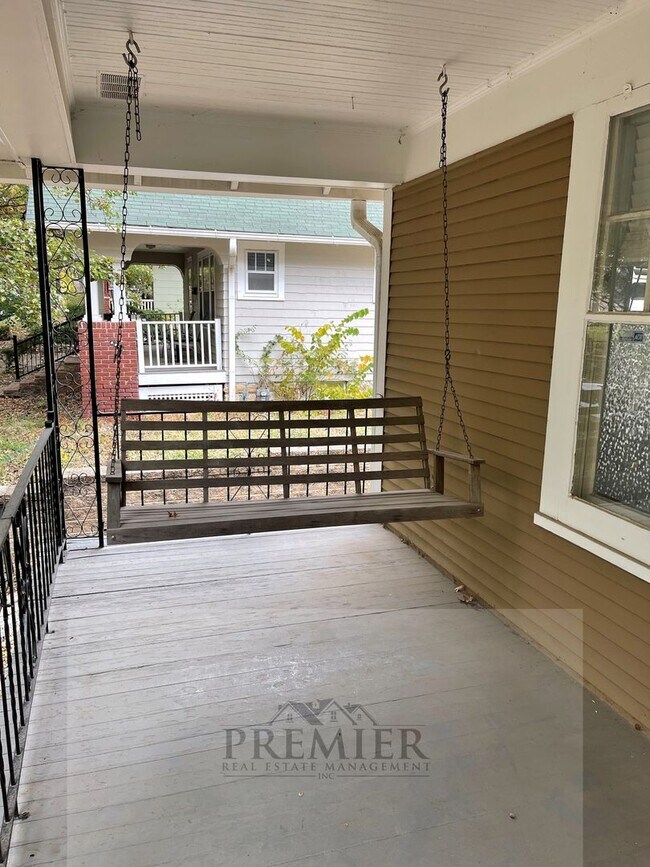Building Photo - Charming 3 bed / 1 bath house for rent-4545 Fairmount Ave Kansas City, MO 64111 -   $1495 Rent