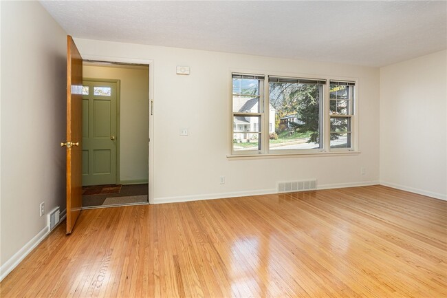 Building Photo - 16 Summit St