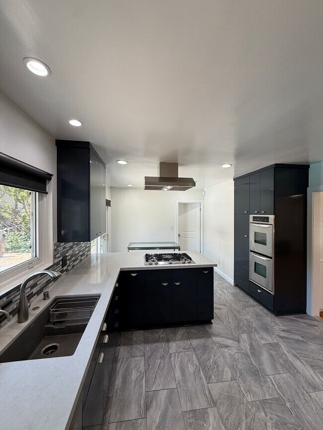 Building Photo - Beautiful One Level, 3 Bedroom, 3 Bathroom Tarzana Pool Home for Lease!