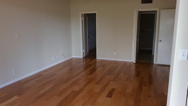 Building Photo - 830 Greensward Ct