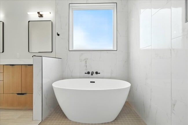 Building Photo - 512 Cowal Dr S