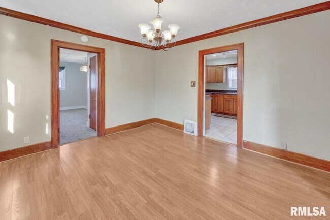 Building Photo - 2601 W Kenwood Ave