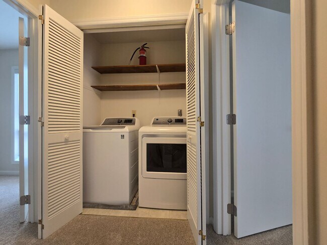 Building Photo - Meticulously Kept 2BR, 3BA Townhome with D...