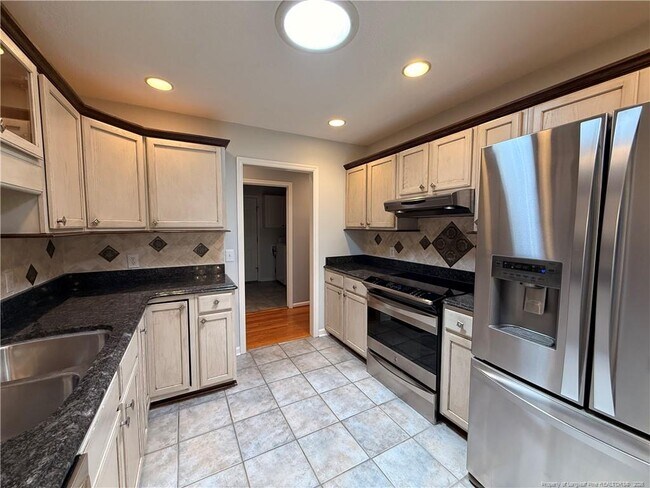 Building Photo - 995 Greenbriar Dr