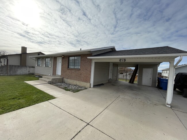 Building Photo - 781 N 950 W St