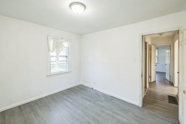 Building Photo - 10128 Cloverdale Dr