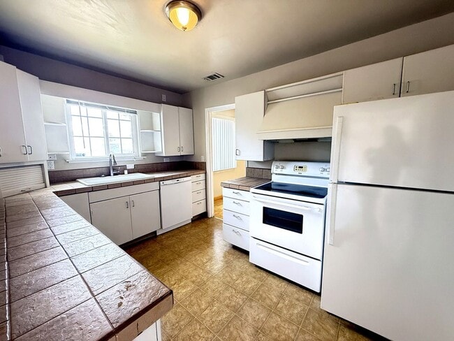 Building Photo - 2314 Upland Dr