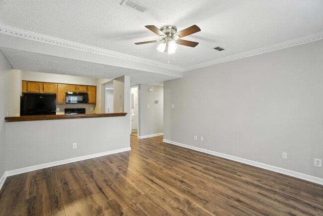 Building Photo - Updated Brick Condo in the Heart of Downto...