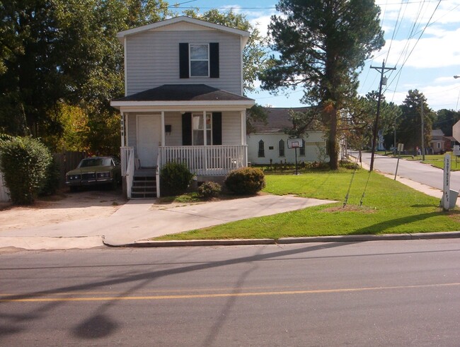 Primary Photo - Cozy Home with a Great Location In Town