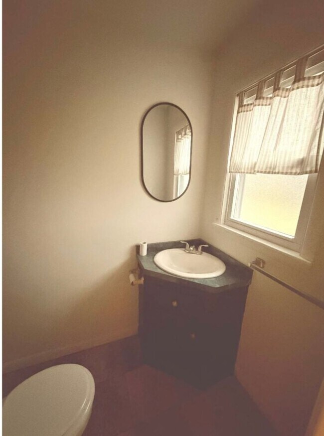 Building Photo - Charming Home in Wilson School District