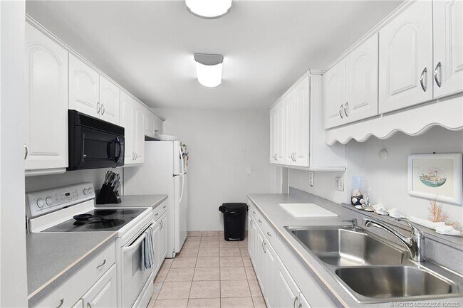 Building Photo - 10044 S Ocean Dr