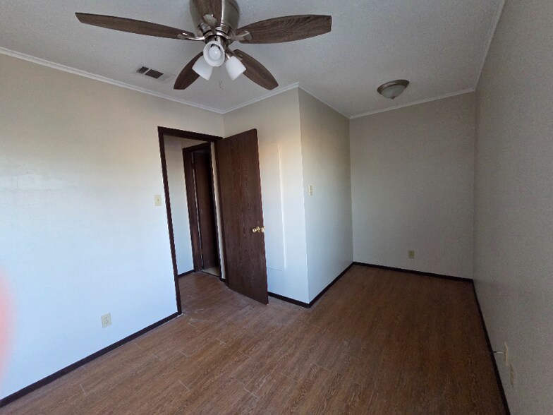 Building Photo - 623 N Converse St