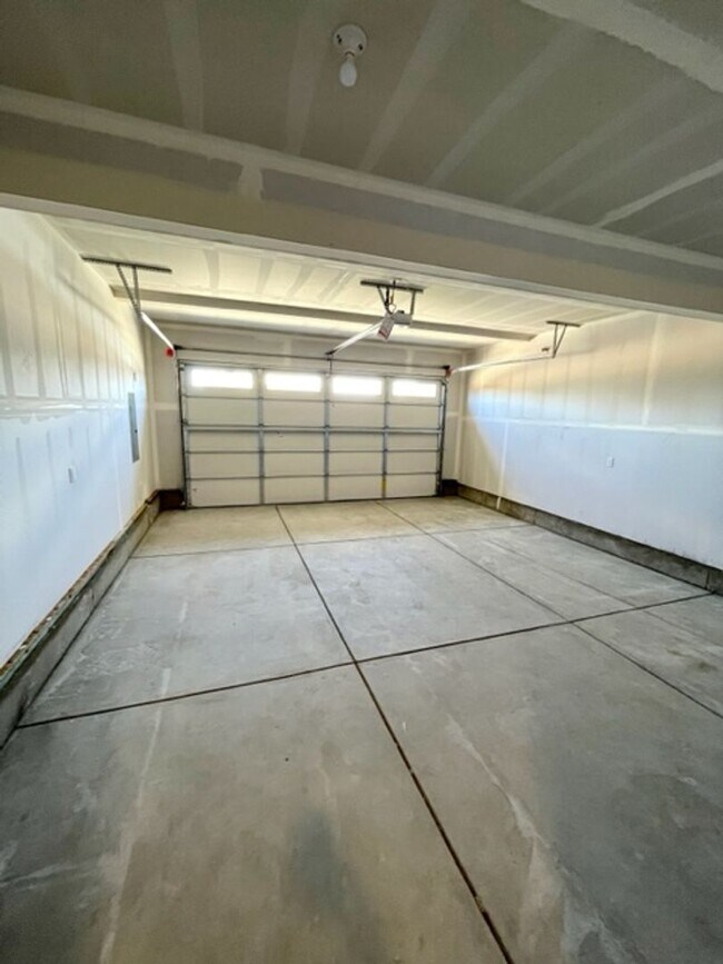 Building Photo - Stunning newer home in NE Bend neighborhood!