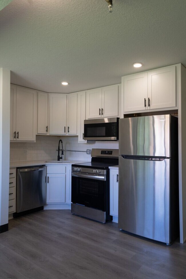 Building Photo - $1,450 / 2br - 560ft2 - RENOVATED 2BD, 1BA...
