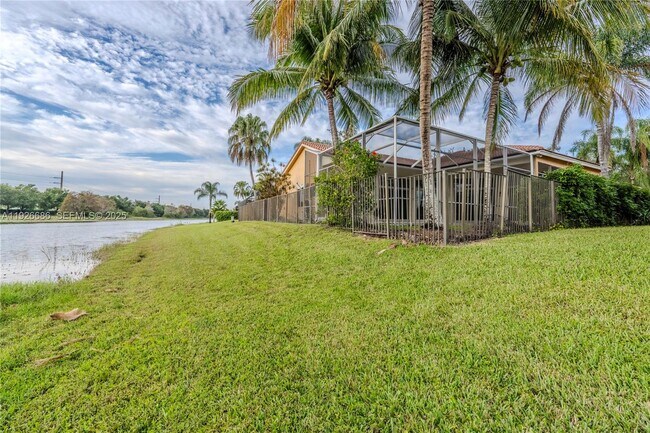 Building Photo - 2893 Oakbrook Dr