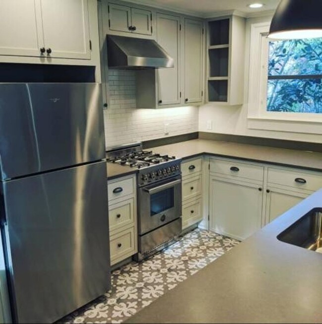 Building Photo - Beautiful 2 BR/1 BA Furnished Apartment Av...