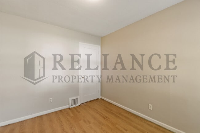 Building Photo - 804 N Battin St