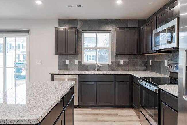 Building Photo - 3 bedroom, 2.5 bathroom townhouse.