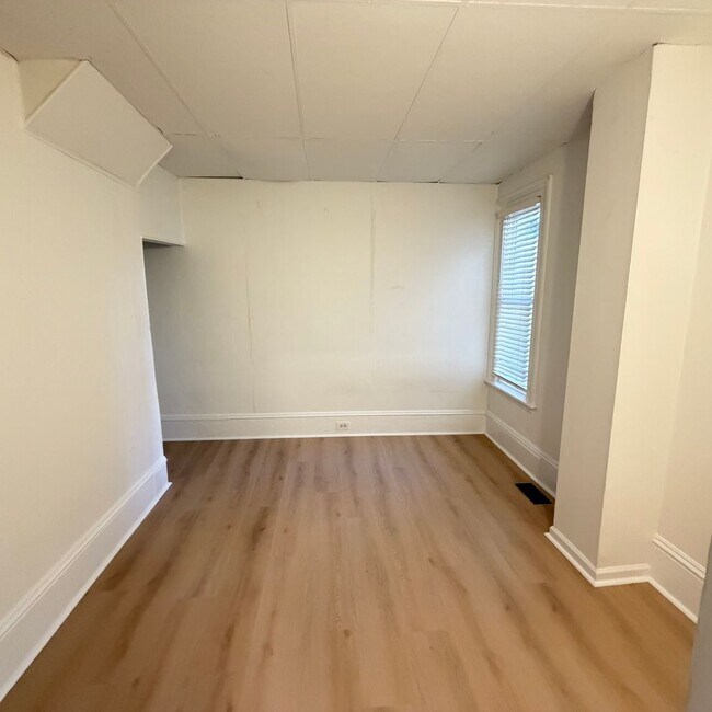 Building Photo - Large 3 bedroom home with a den!
