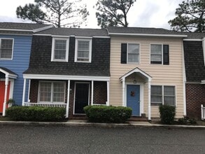 Building Photo - 2 Bed 1.5 Bath Town House