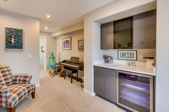 Building Photo - 5bd/3.75ba Sammamish Home