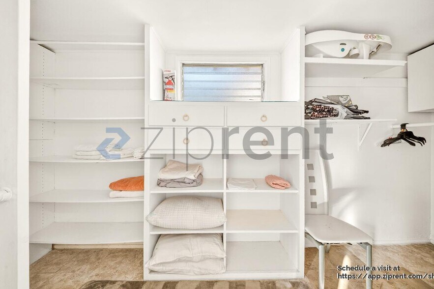 Building Photo - Unit