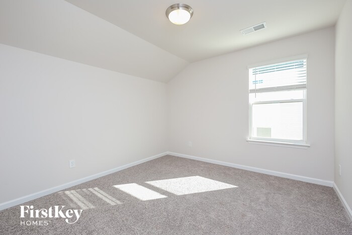 Building Photo - 534 Hillpark Ln
